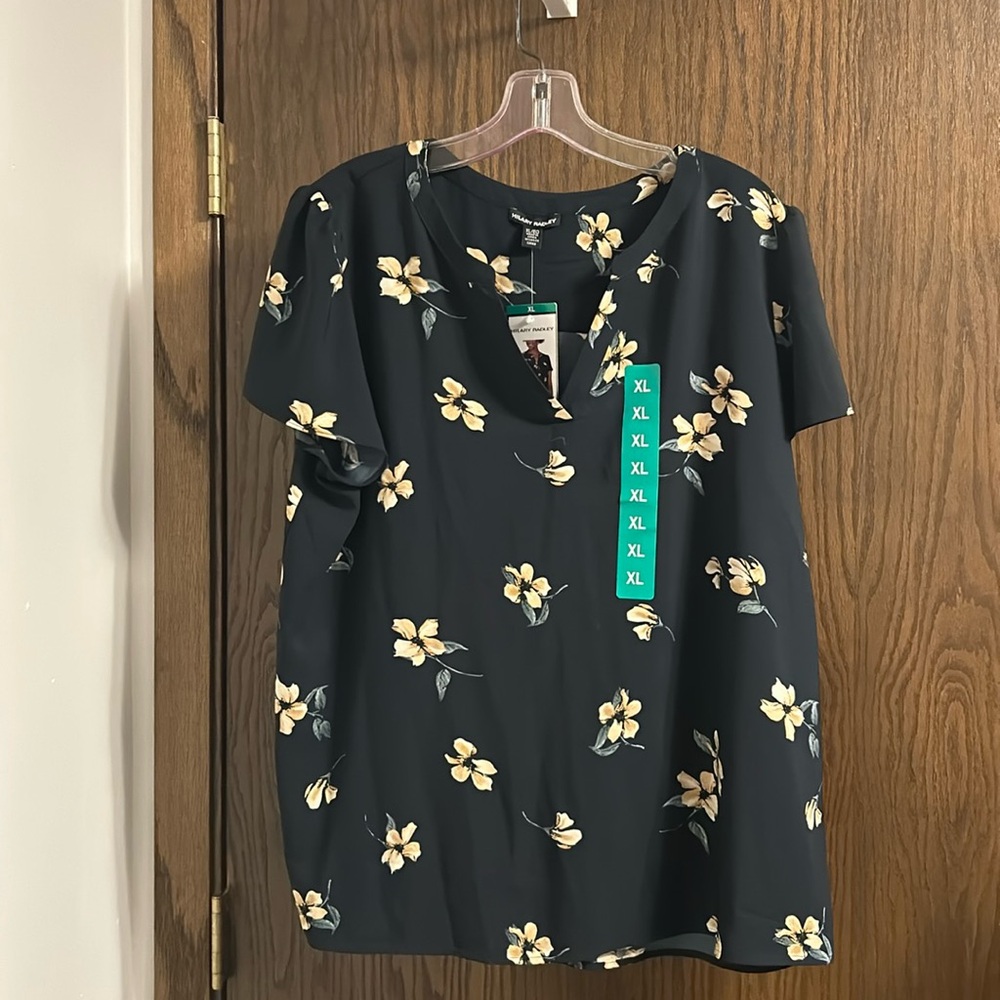 Hilary Radley navy blue floral top. SZ:XL.
